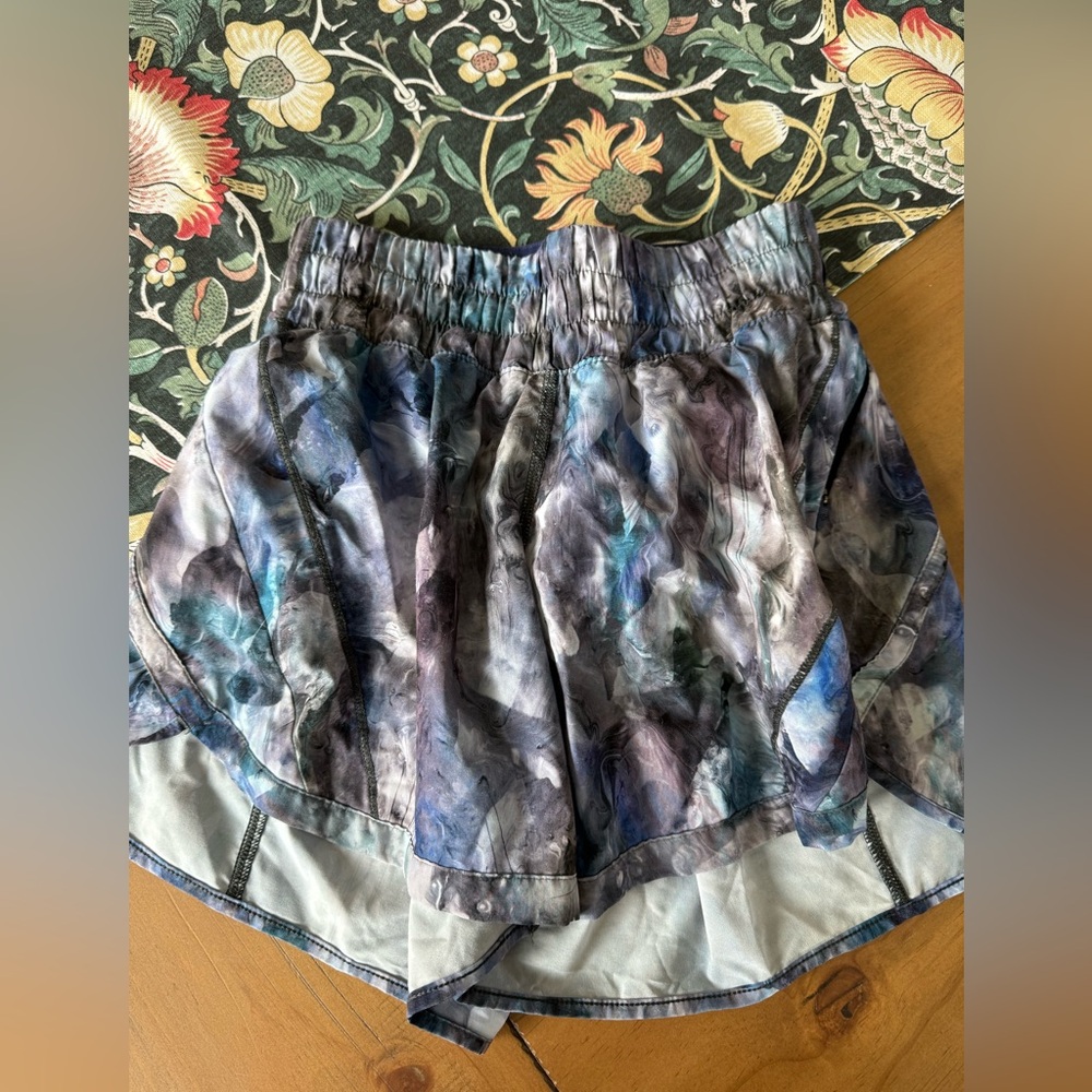 Lululemon Hotty Hot 4” women’s shorts